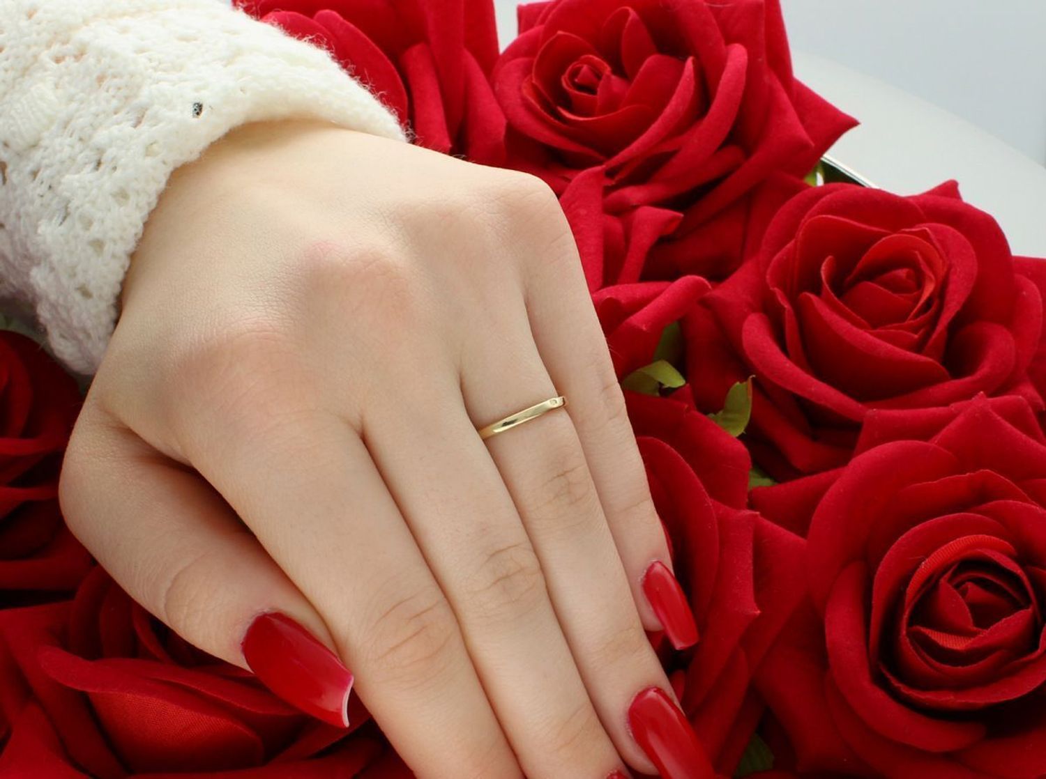 Stylowy pierścionek damski ze złota próby 585 z owalną czarną cyrkonią, otoczoną drobnymi kamieniami. Rozmiar 13, waga 1,87 g – elegancja i oryginalność w jednym.1.jpg